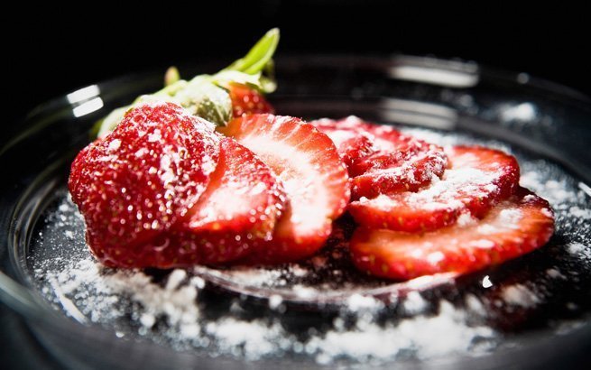 Erdbeeren schmecken mit Schlagrahm, Pfeffer oder pur. Wenn Sie aber mal etwas Anderes probieren möchten, zeigen wir Ihnen die passenden Rezepte.